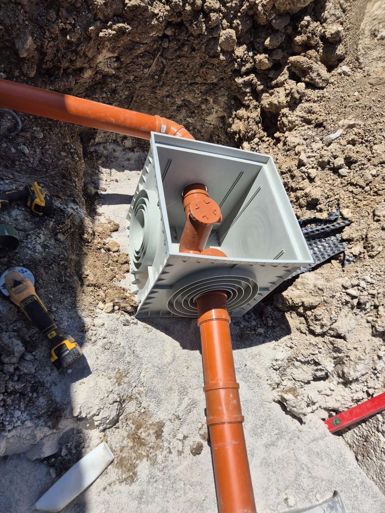 Монтирана разпределителна шахта на ВиК трасе