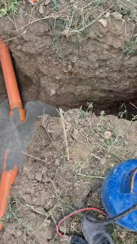 Видео от полагане на ВиК тръби в изкоп